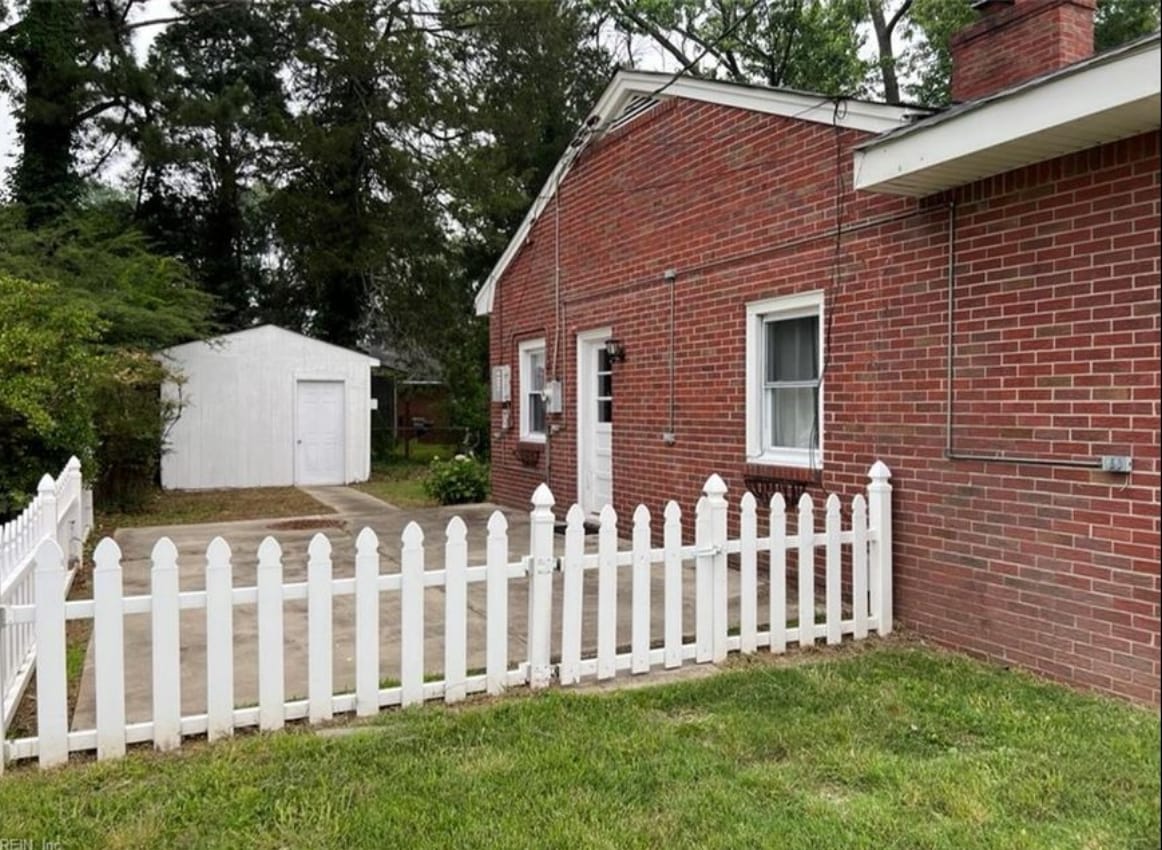 Building Photo - 2754 Greendale Ave