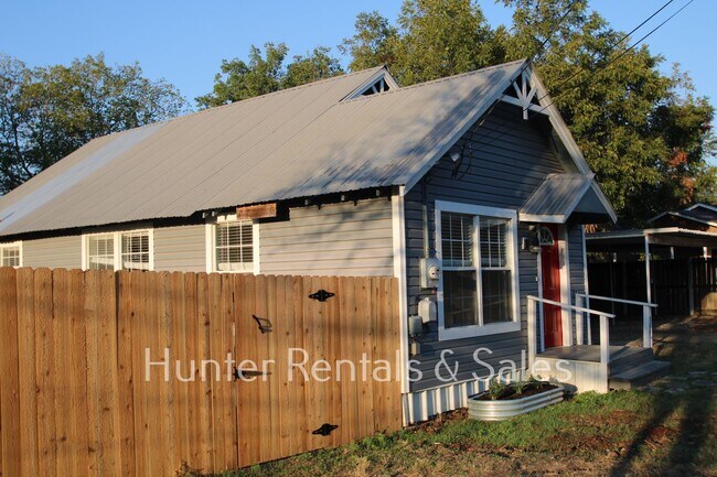 Building Photo - Charming Nolanville Cottage