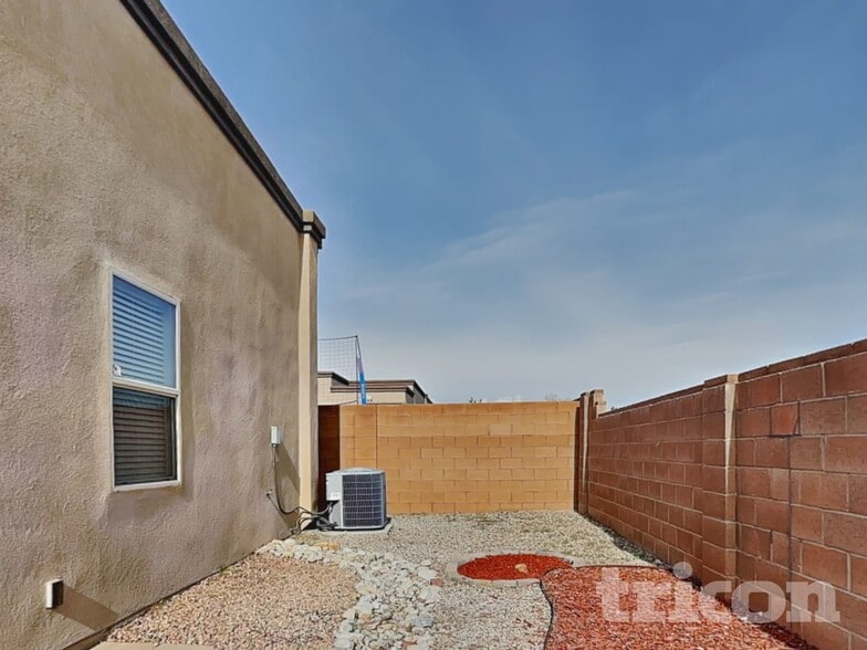 Building Photo - 3941 North Pole Loop NE
