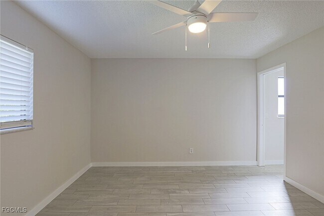 Building Photo - 629 SW Santa Barbara Pl