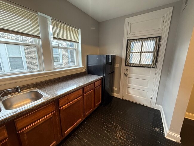 Building Photo - 7344 N Damen Ave