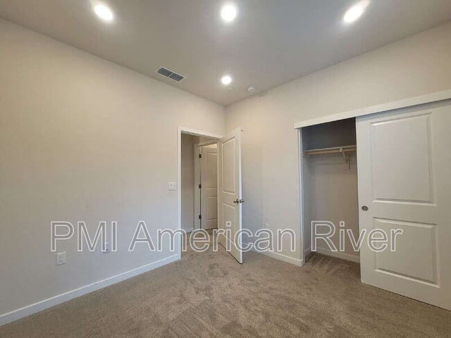 Building Photo - 5033 Rialto Dr