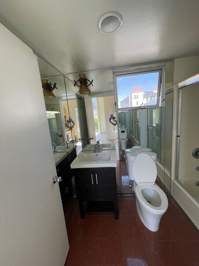 Building Photo - Urban 1 bedroom 1 bath townhome in Little Italy!
