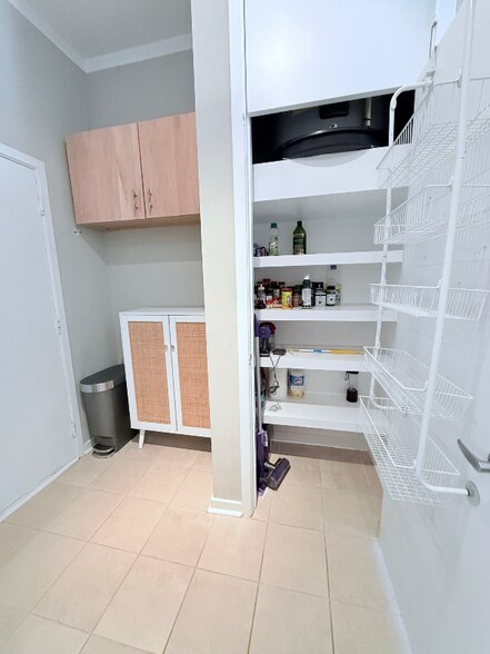 Building Photo - 2125 Southend Dr