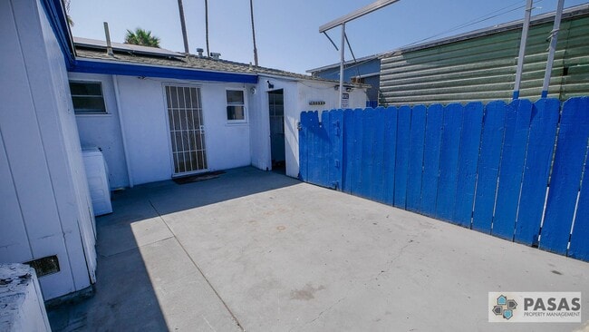 Building Photo - Beachside Living – Stylish 1BR with Washer...