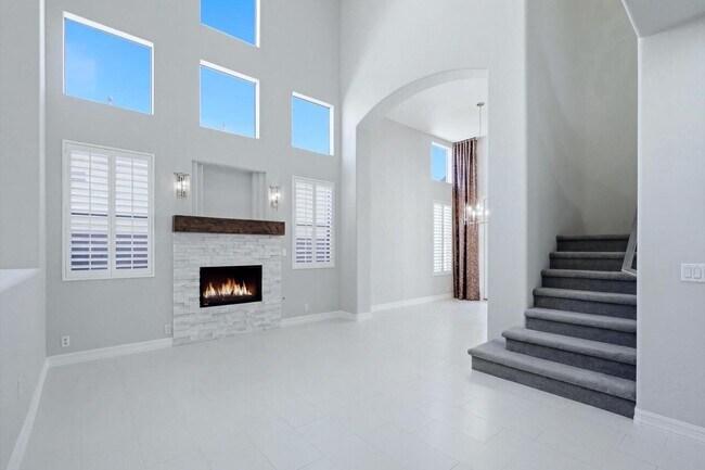 Building Photo - 7647 E Los Gatos Dr