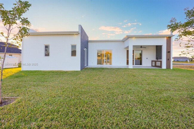 Building Photo - 5 SW 26th Pl