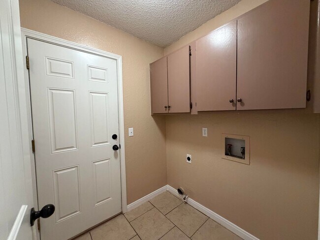 Building Photo - 3-bedroom, 2-bath rental in the heart of Tulsa, located in the highly desirable Union School Dist...