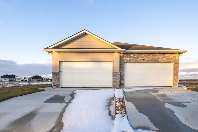 Building Photo - Top Of The Line Newly Built Duplex!