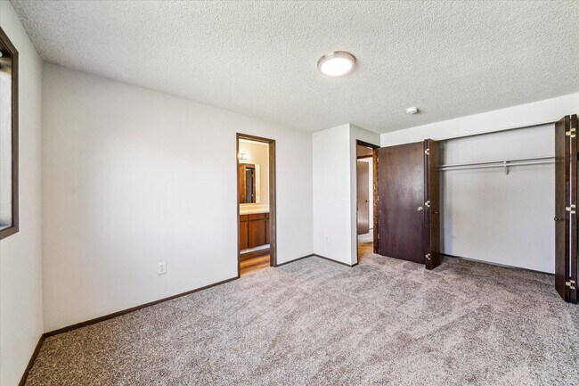 Building Photo - 5847-5855 SE Holgate