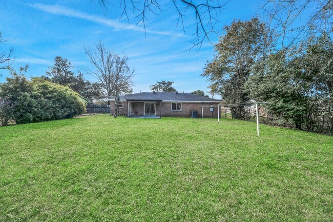 Building Photo - 1103 Pine St