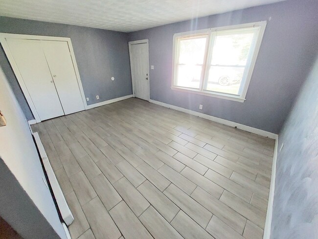 Building Photo - Gorgeous end unit townhome for rent in cen...