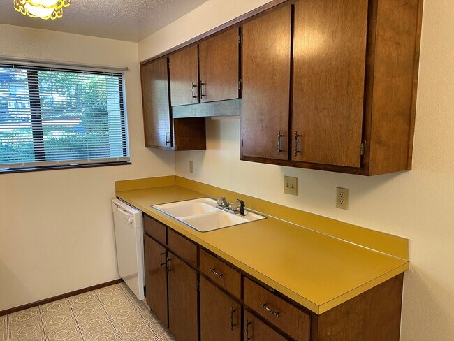 Building Photo - 2 bedroom 1.5 bathroom duplex in quiet Thurston neighborhood!