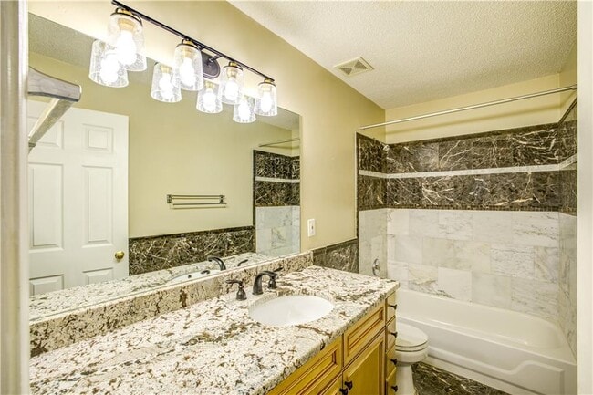 Building Photo - 1060 Lyndhurst Way