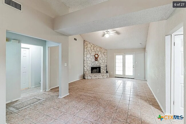 Building Photo - 1701 Century Oaks Dr