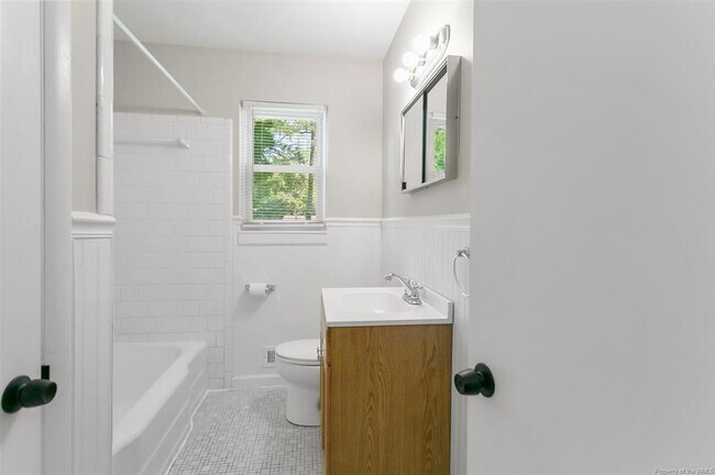 Building Photo - 208 Longhill Rd