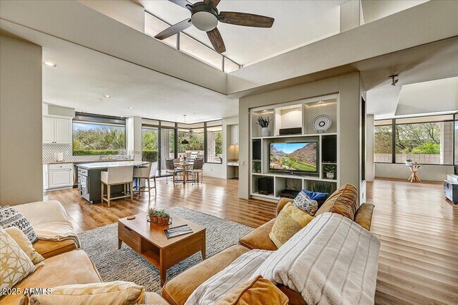 Building Photo - 10687 E Fernwood Ln