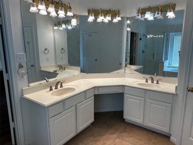 Building Photo - 15303 Marden Ct