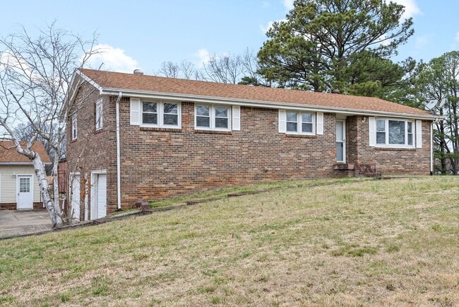 Building Photo - 3 Bedroom Pet Friendly Home For Rent With Finished Basement!