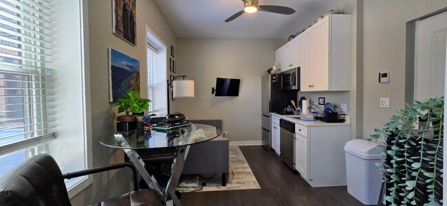 Building Photo - 1409 W Diversey Pkwy