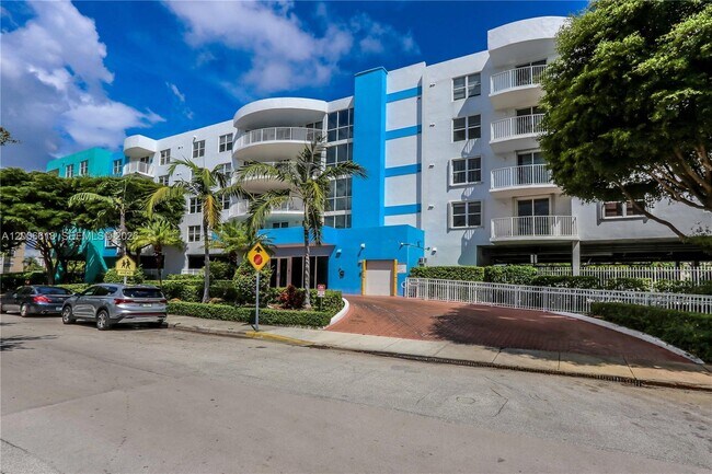 Building Photo - 1555 N Treasure Dr