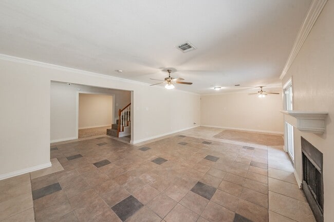 Building Photo - Spacious 5 Bedroom Home with Walk-Out Base...
