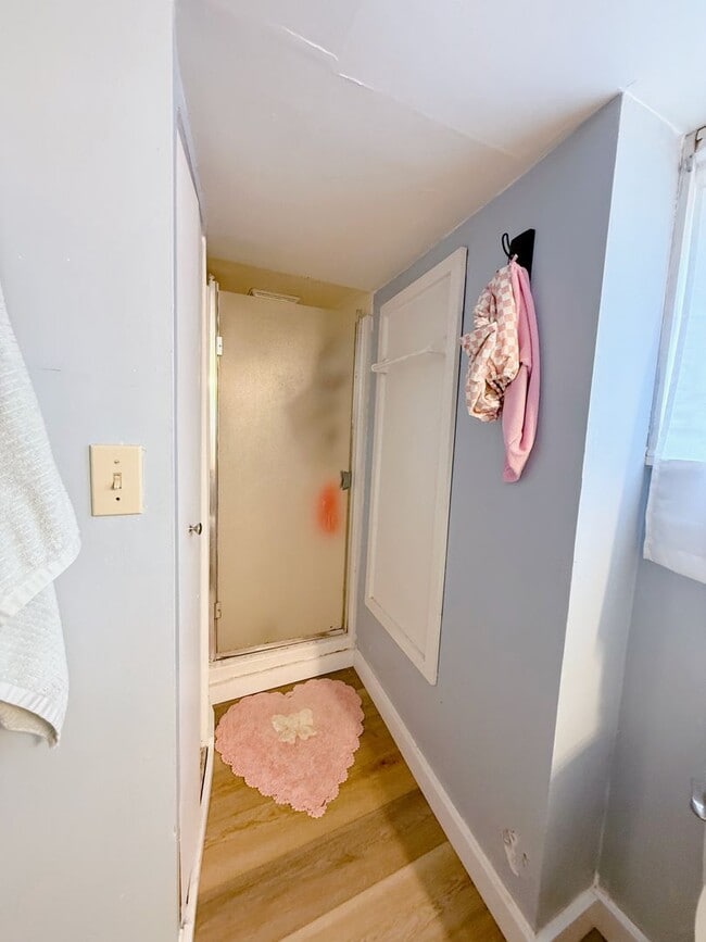 Building Photo - Pre-Leasing for September - 4bed/2bath House