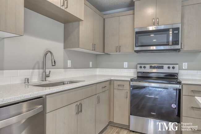 Building Photo - Gorgeous End Unit Townhome w/ 3 Bedroom 2.5 Bath!