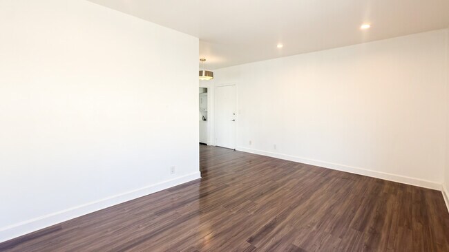 Building Photo - 319 Heliotrope Dr