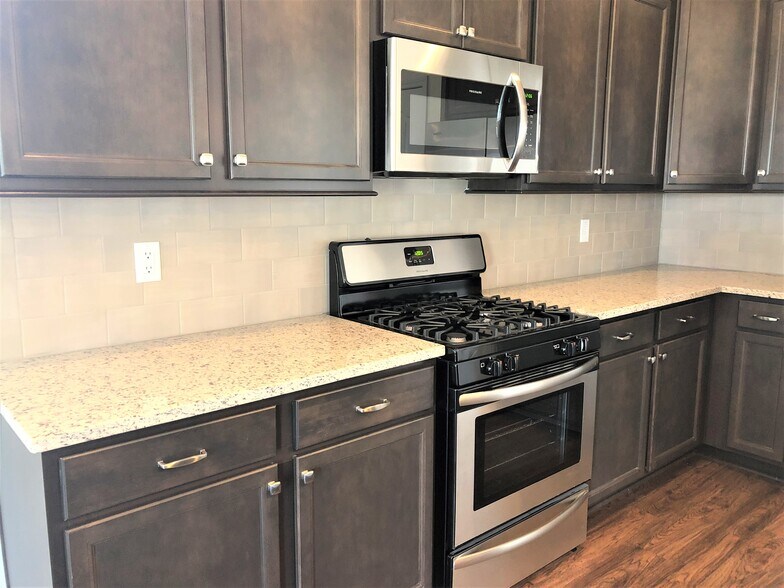 Building Photo - 528 Lateleaf Dr