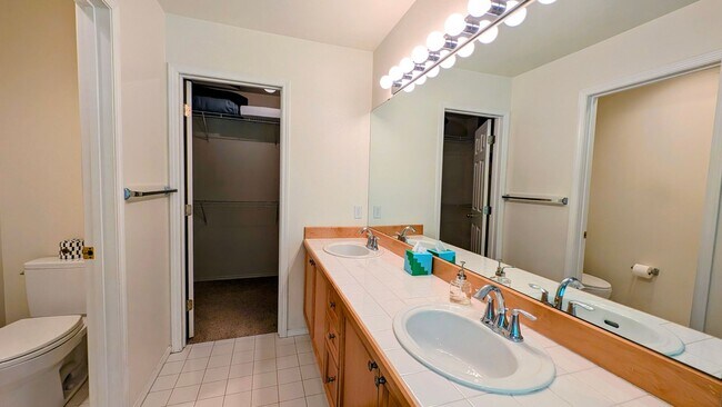 Building Photo - Bothell / Woodinville 2 Bedroom Townhome with Den and AIR-CONDITIONING