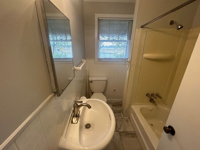 Building Photo - 3604 Hydrangea St