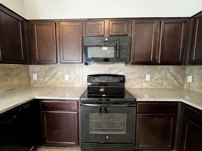 Building Photo - 7913 Dyer St