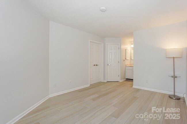 Building Photo - 368 Northwest Dr