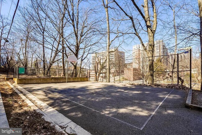 Building Photo - 1320 Fort Myer Dr