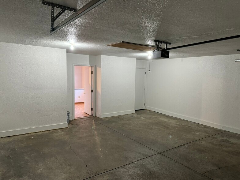 Building Photo - 716 Hilltop Ln