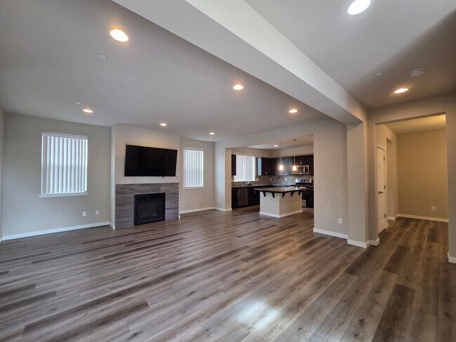 Building Photo - 2524 Jacaranda Ave