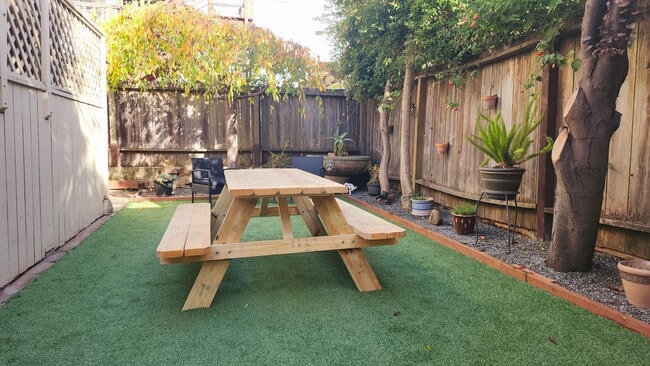 Building Photo - Outside Leasing - 1035-1039A Sanchez Street