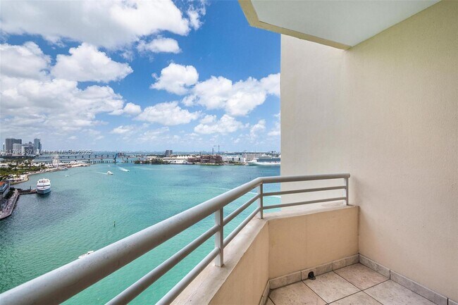 Building Photo - 888 Brickell Key Dr