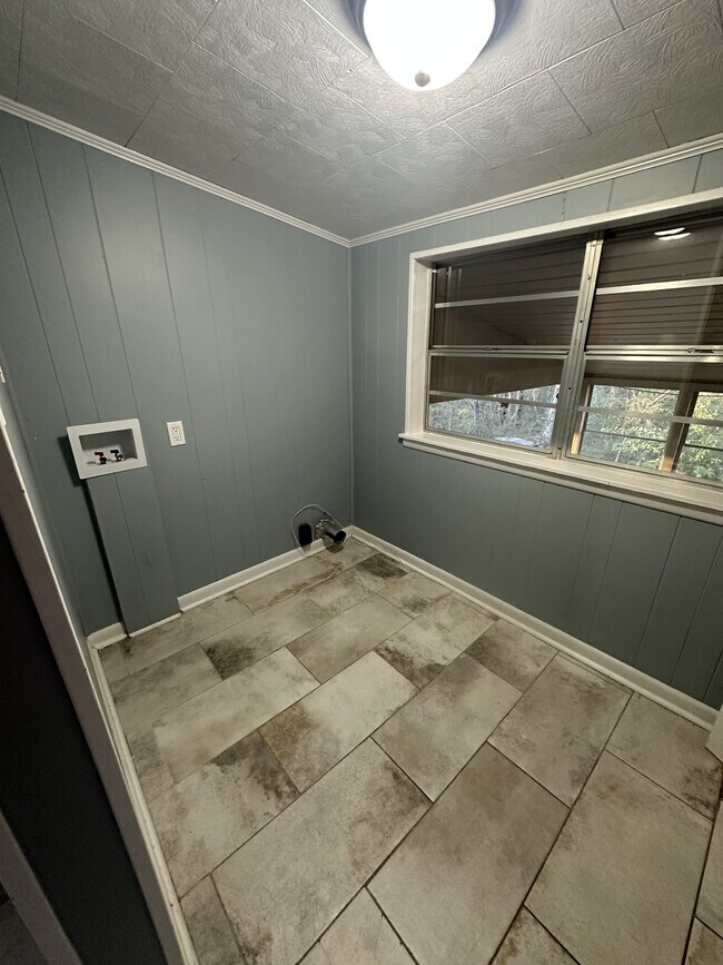 Building Photo - 1633 Yvonne Dr