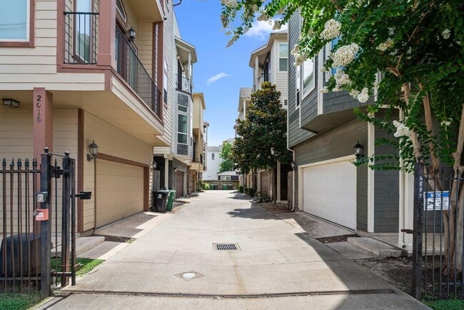 Building Photo - 2014 Sabine St