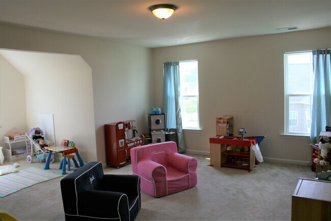 Building Photo - Large 4 bedroom home