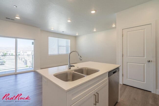 Building Photo - Pet Friendly 2 Bedroom Condo in Desert Color!