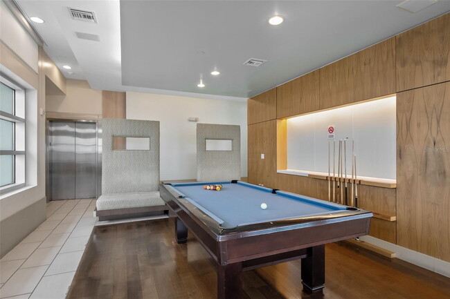 Building Photo - Modern 2 Bed/2 Bath Condo