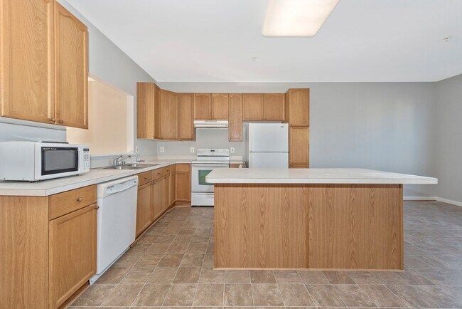 Building Photo - Fantastic Townhouse w/ Garage - Quick High...