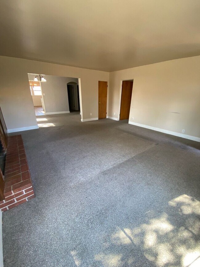 Building Photo - Charming Farmhouse on Tammany Creek Road