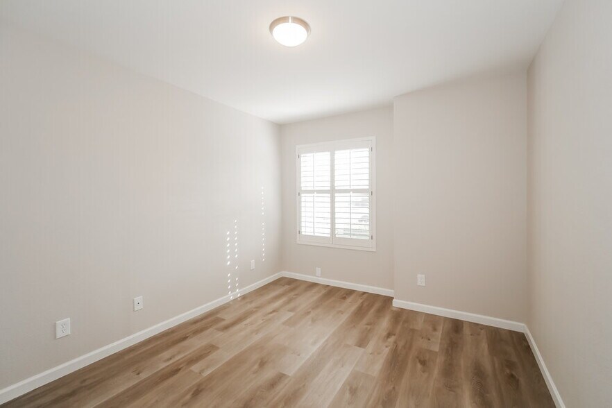 Building Photo - 3424 E Wahalla Ln