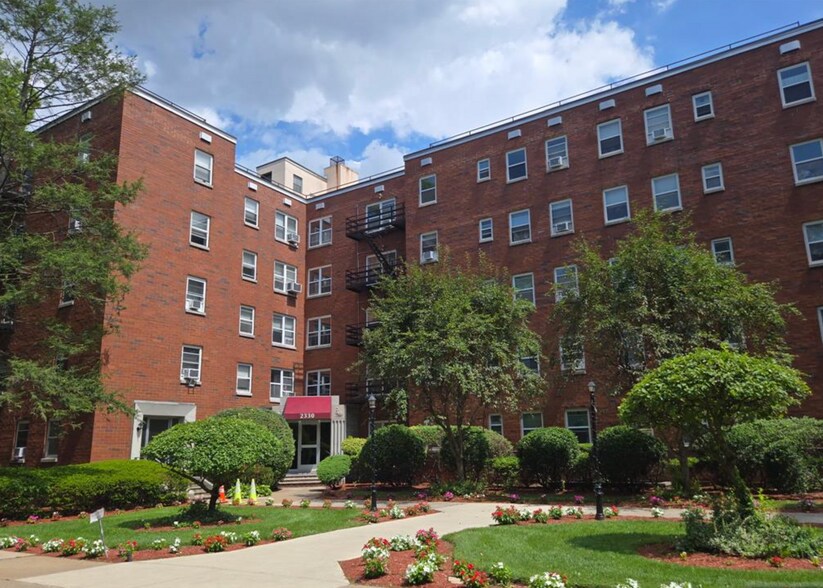 Building Photo - 2330 Linwood Ave