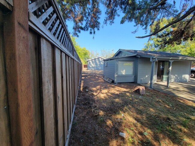 Building Photo - 158 Hall Ln