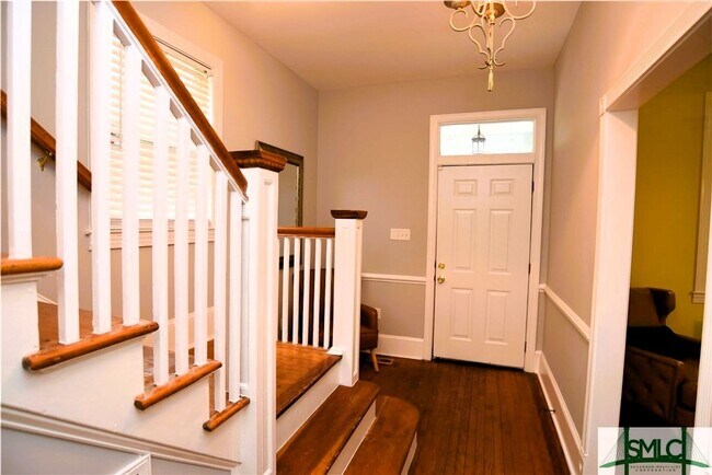 Building Photo - Spacious and fully furnished Victorian beauty